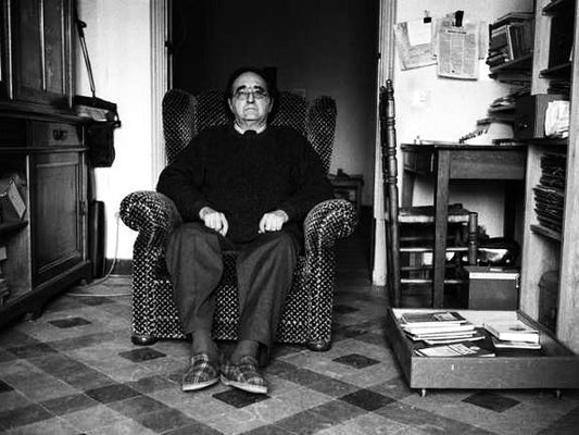 Spanish writer Rafael Sánchez Ferlosio wearing slippers at home (Credit: El País via Jot Down)