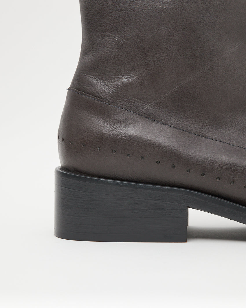 Close-up angled back view of the Cove Boot Jeongli Grey heel and back seam