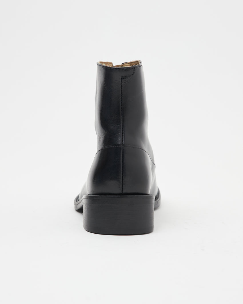 Back view of a single Cove Boot in pull-up leather black