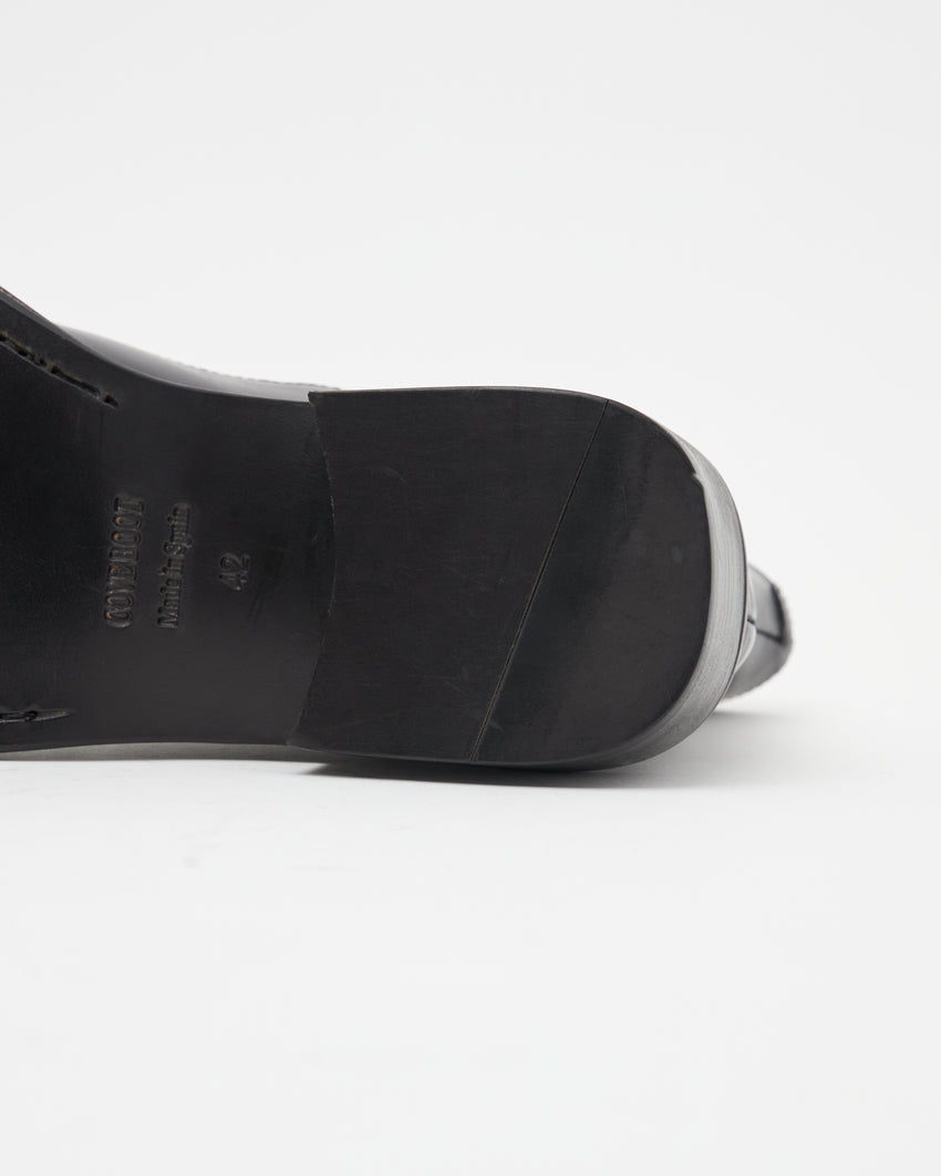 Close-up of the Cove Boot's leather sole and heel in pull-up leather black