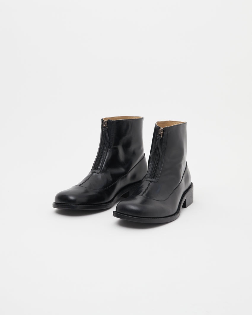 Pair of Cove Boots in pull-up leather black, angled front view