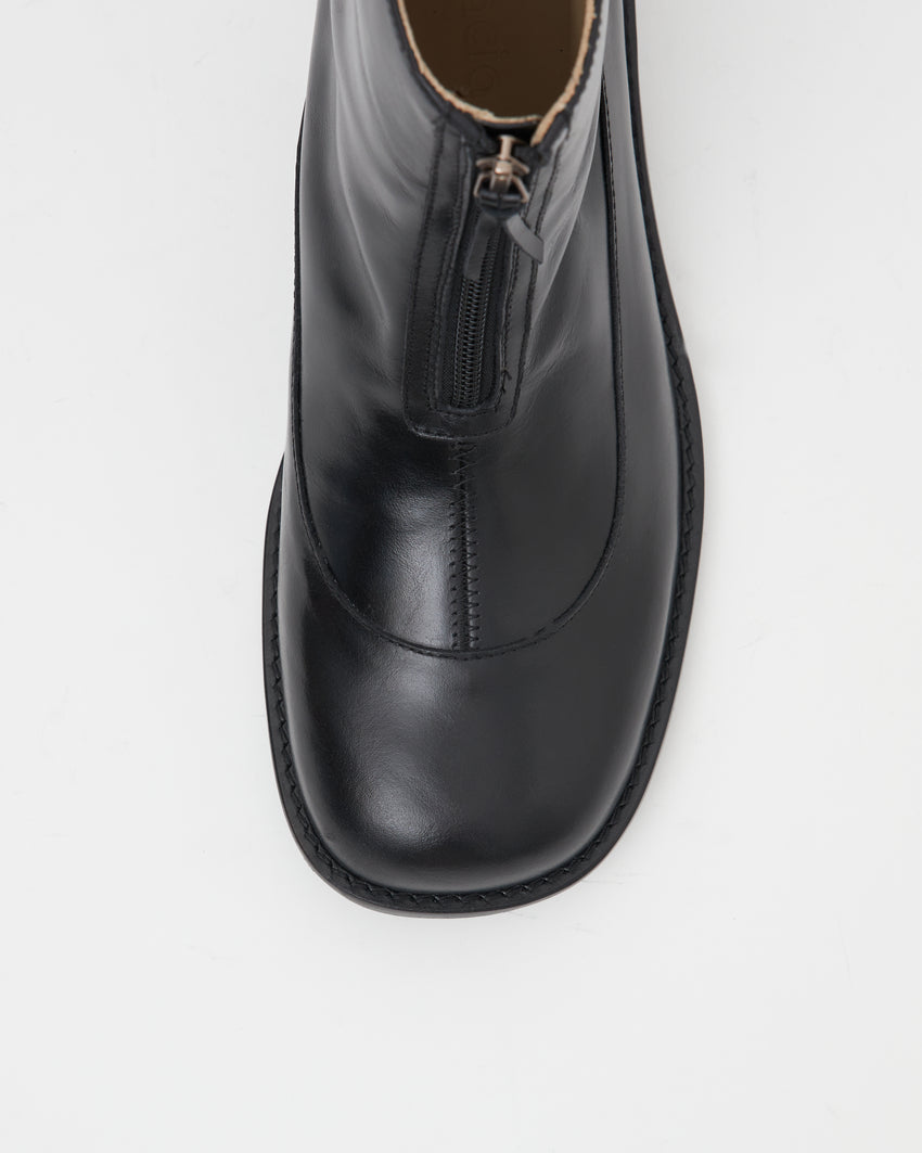 Top-down close-up of the Cove Boot's toe and front zip in pull-up leather black