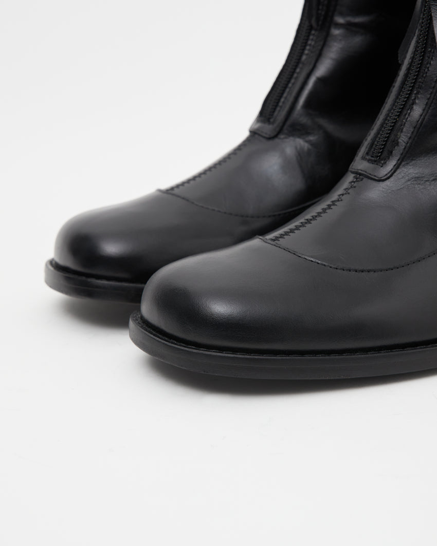 Close-up of the rounded toes of a pair of Cove Boots in pull-up leather black