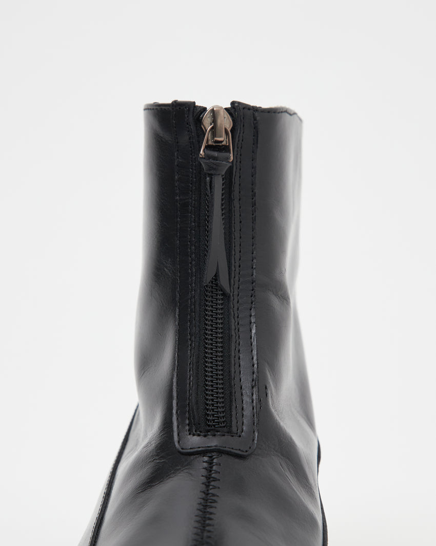 Close-up of the Cove Boot's front zip in pull-up leather black