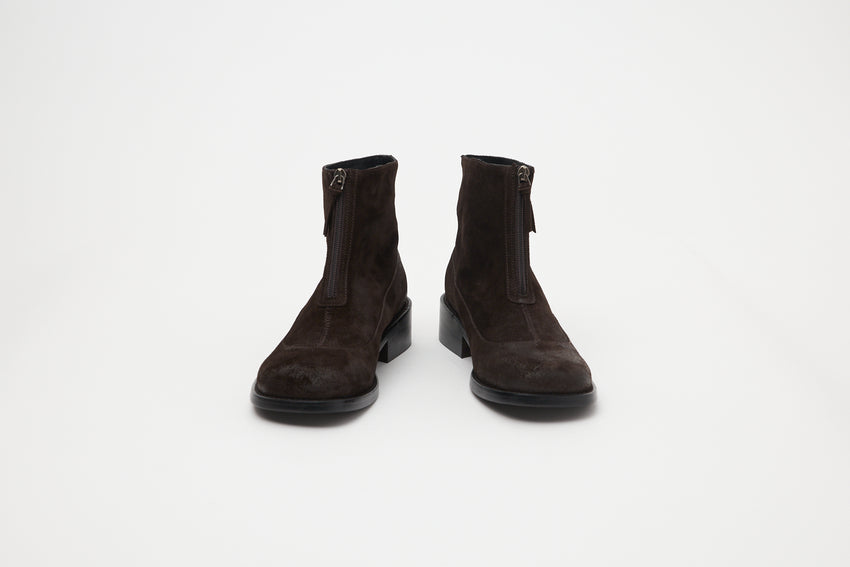 Front view of Cove Boot in dark brown wax-treated suede by Paracia.