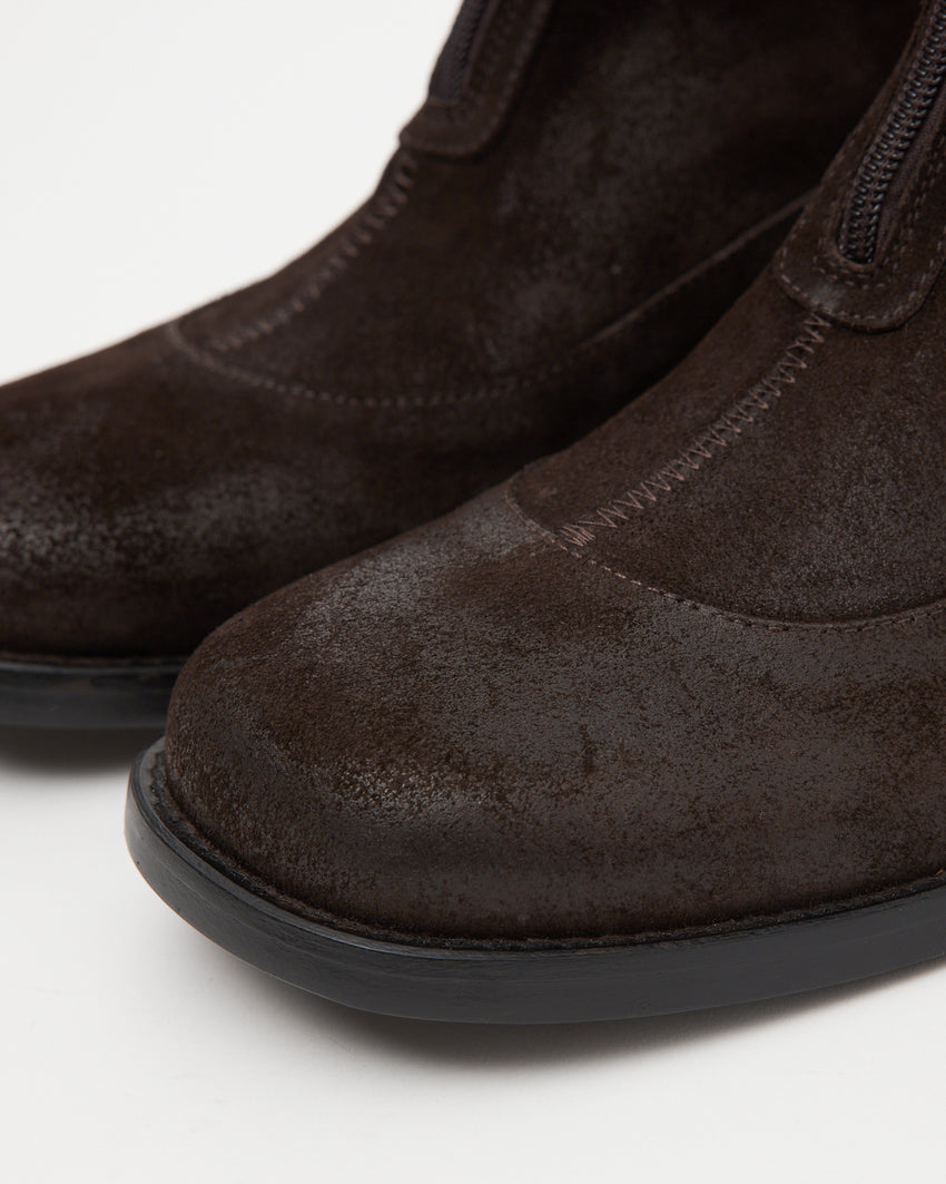 Close up of waxed texture on toe of Cove Boot in dark brown wax-treated suede.
