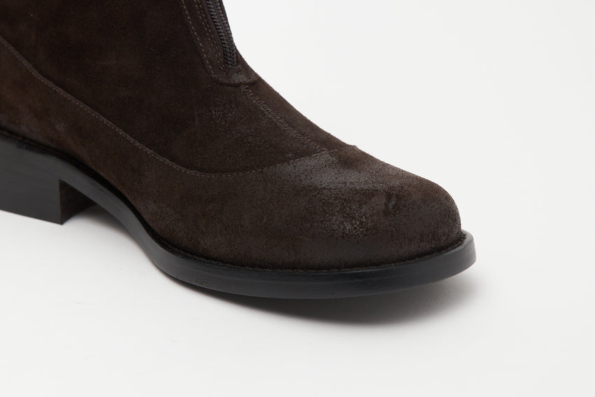 Close up of toe box on Cove Boot in dark brown wax-treated suede by Paracia.