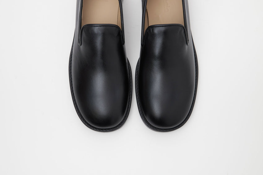 Top-down view of  pair of Legacy Slipper toe boxes in black calfskin leather by Paracia.