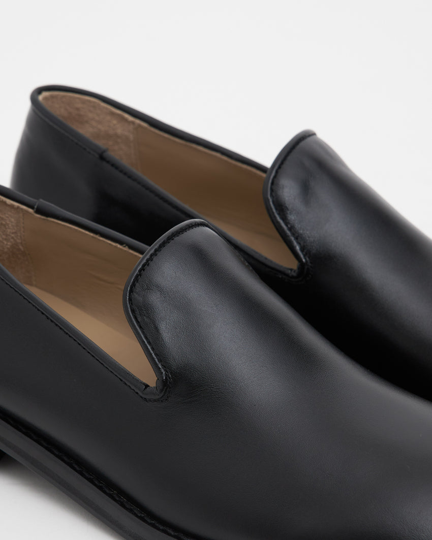 Close-up of vamp and collar stitching on Legacy Slipper pair in black calfskin leather by Paracia.