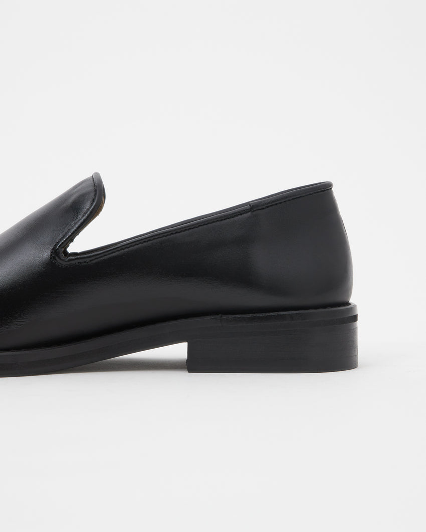 Close-up of heel construction on Legacy Slipper in black calfskin leather by Paracia.