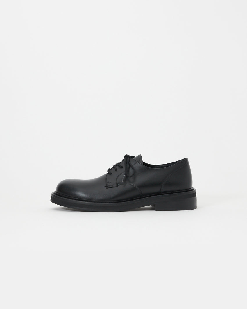 Paracia Mid-Heel Derby shoe in calfskin black, side profile view
