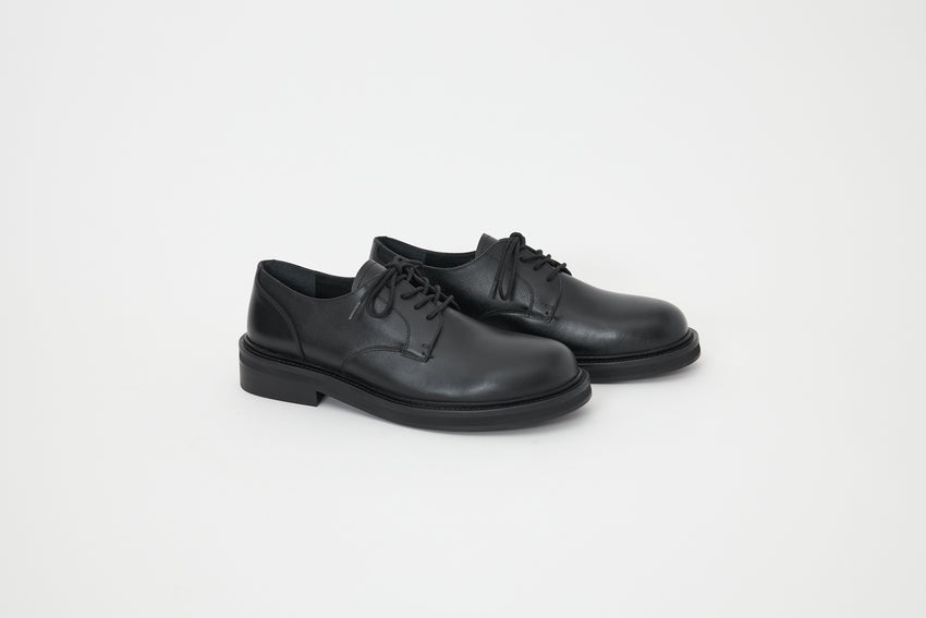 Front view of a pair of Mid-Heel Derby shoes in calfskin black