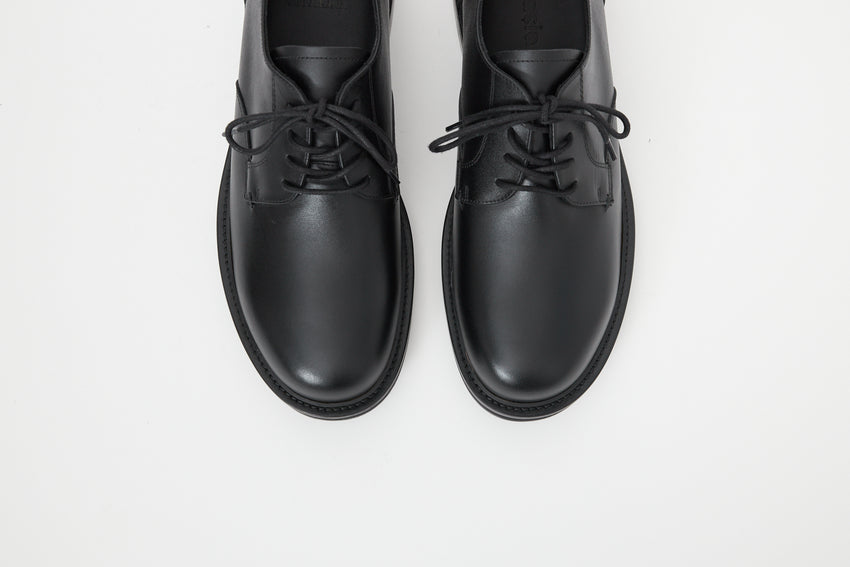 Top-down view of a pair of Mid-Heel Derby shoes in calfskin black