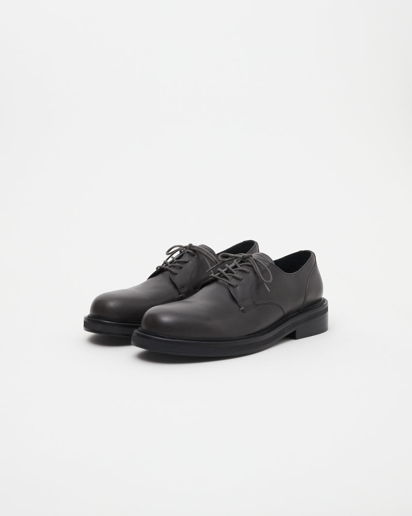 Three-quarter view of Mid-Heel Derby in dark grey oil nappa leather by Paracia.