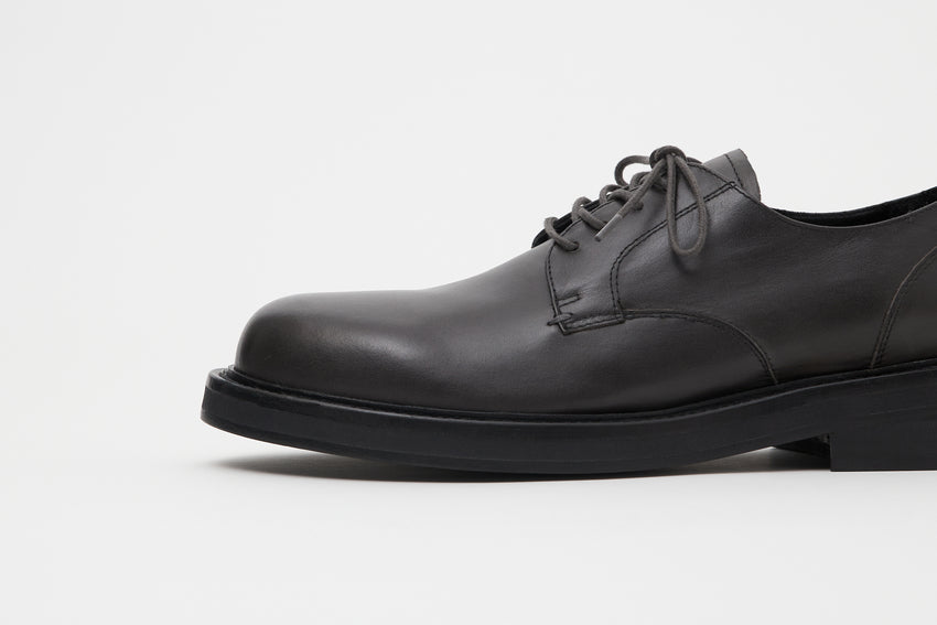 Close up side view of stitching and toe profile on Mid-Heel Derby in dark grey oil nappa leather by Paracia.