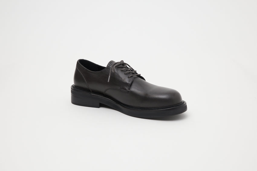 Angled side view of single Mid-Heel Derby in dark grey oil nappa leather by Paracia.