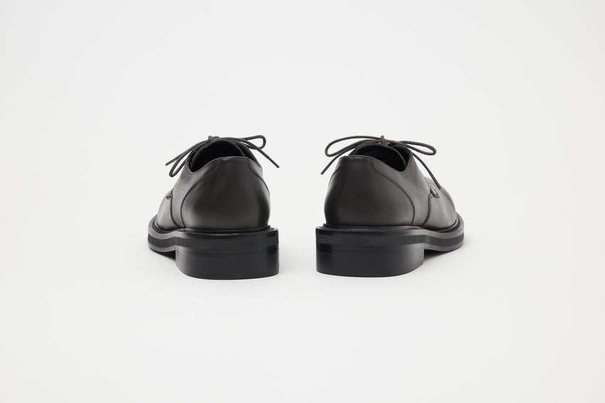 Rear view of stacked heel on Mid-Heel Derby in dark grey oil nappa leather by Paracia.