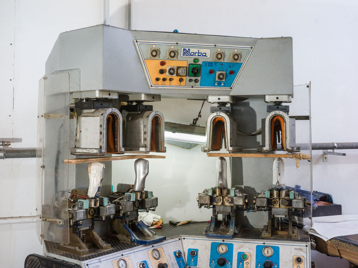 Heel moulding machine