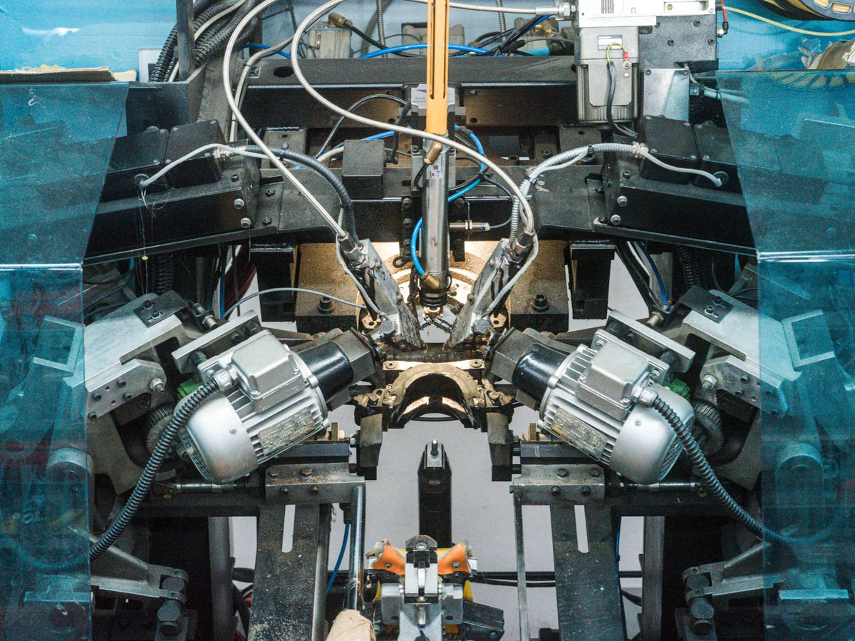 Lasting machine